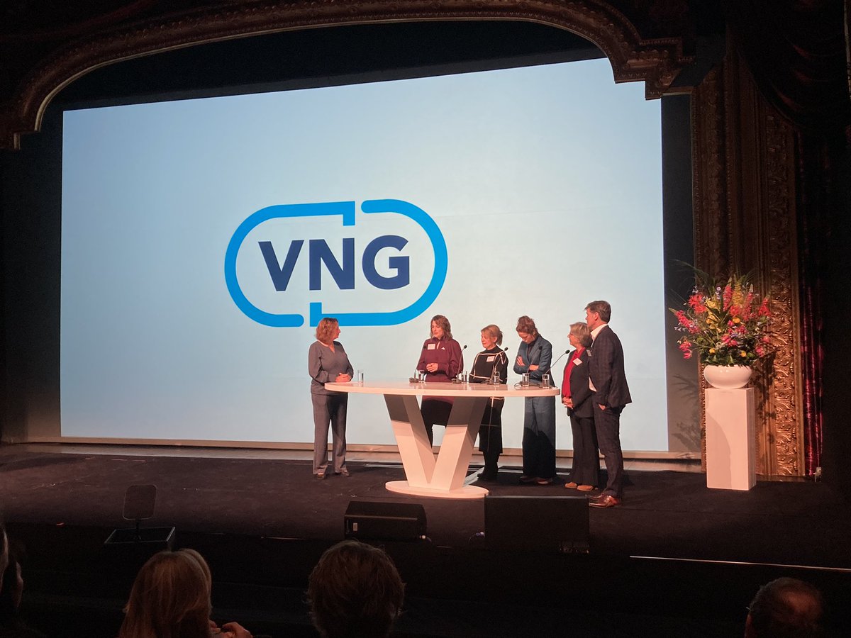 Vandaag was ik bij <a href="/VNGemeenten/">VNG</a> voor de Bestuurdersdag en najaarsALV. We begonnen de dag met een confronterend verhaal van Paul Scheffer die aan het denken zet hoe om te gaan met #vergrijzing en #migratie. Vervolgens 2 deelsessies bijgewoond en afsluitend de ALV. Geslaagde dag!