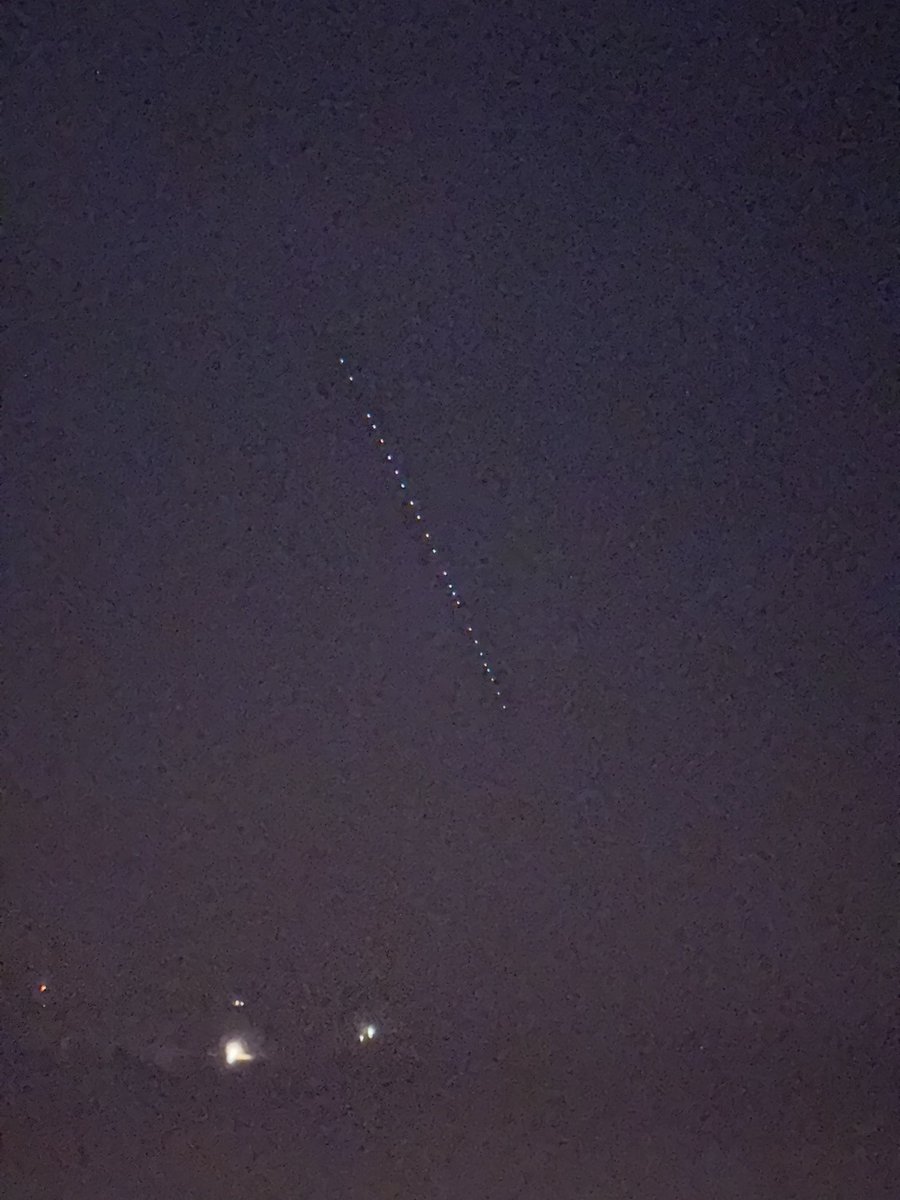 damF032's tweet image. Vous savez ce que c’est? Plein de petit point lumineux qui se suivent dans le ciel et ce déplace dans le même axe.