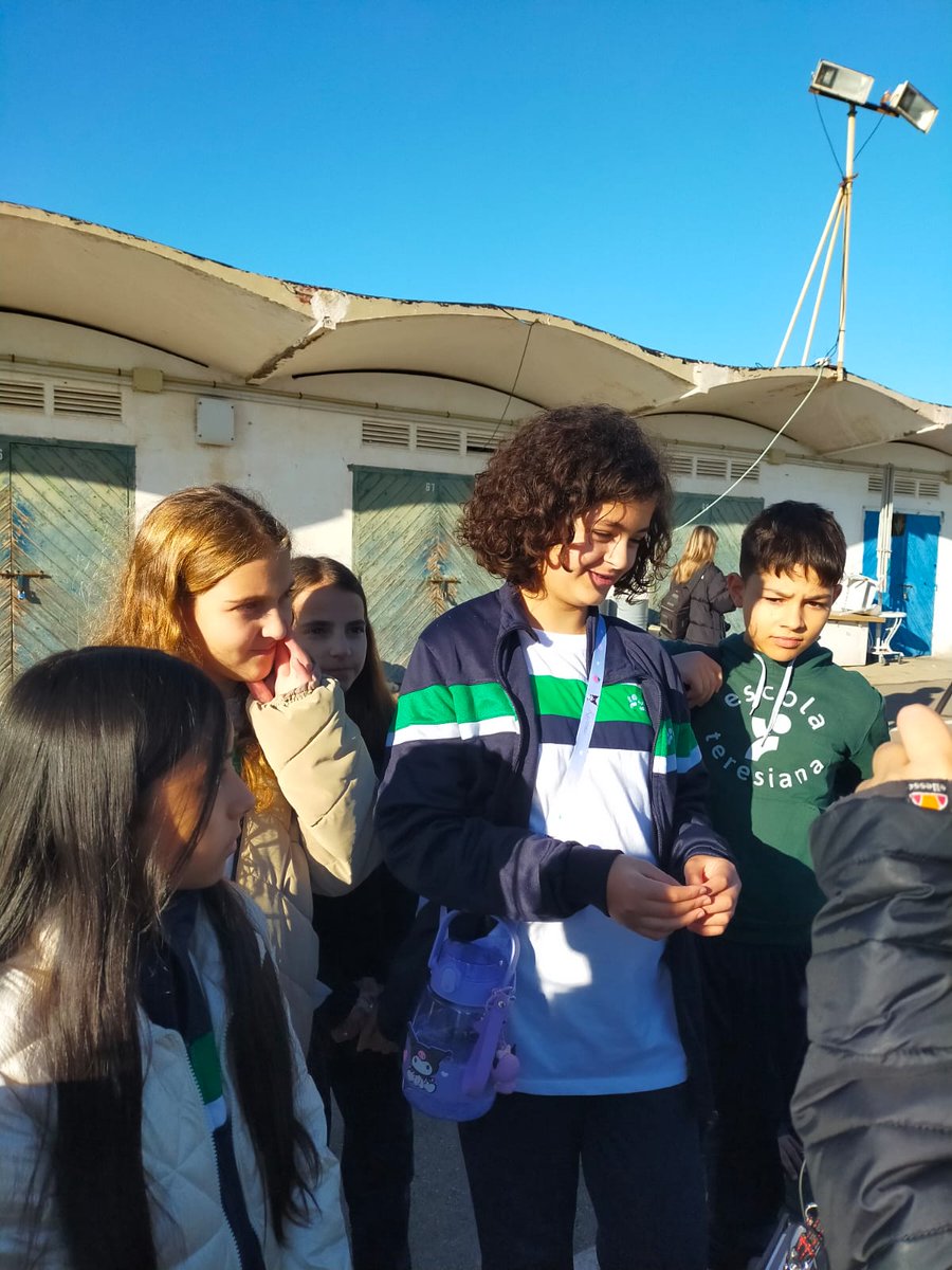 Sortida al Port de Vilanova: els alumnes de 5è Velers hem après les arts de pesca, hem visitat la llotja de pescadors i hem menjat peix fresc del dia. Ha estat un matí ben especial! #aliats <a href="/TeresesVilanova/">Escola Les Tereses</a> <a href="/FETeresiana/">FET</a>