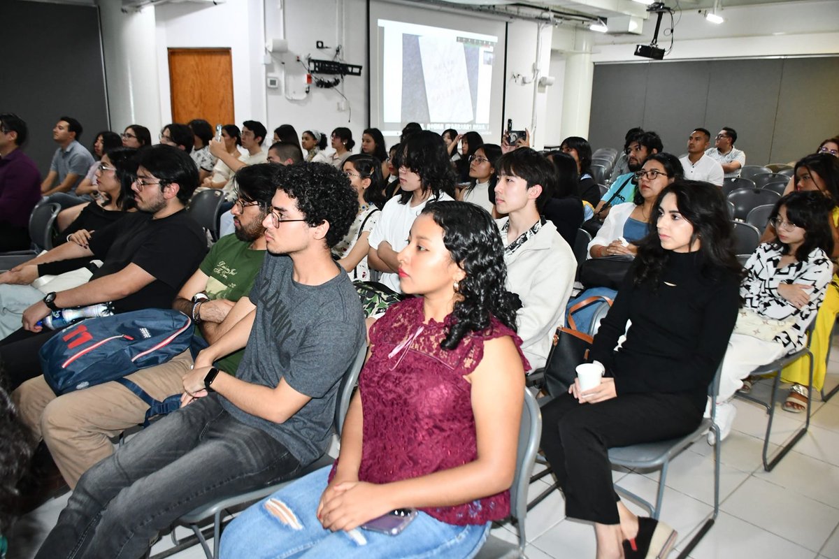 En la sala de videoconferencias de la USBI #RegiónVeracruz se llevó a cabo la presentación del libro “China y México construyen una comunidad de futuro compartido”, una coedición del Centro de Estudios China-Veracruz de la UV y la Universidad de Comunicación de China.