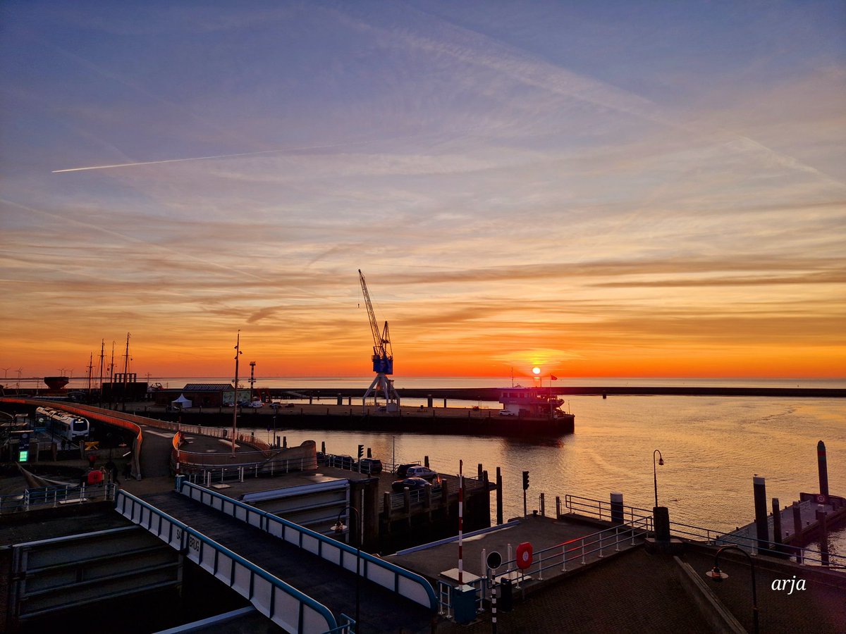 ArjaKastelein's tweet photo. #mooieluchten #wolkenlucht #Harlingen #Waddenzee #oranje #zonsondergang #dutchsunset https://t.co/NBtUL3nFcZ