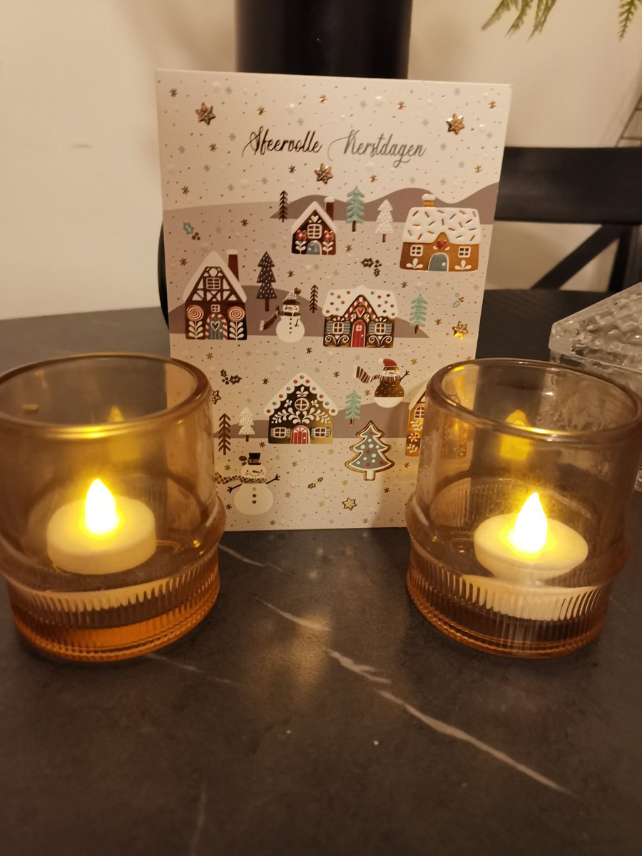 vrijezangvogel's tweet image. De kaart van @Ingeborgvraagt en de andere verrassingen van @ArmoedeMaaktM: De ontvangers, moeder&amp;amp; 8jarige dochter zijn heel blij&amp;amp;bedanken jullie heel hartelijk!! #goedheid bestaat. Goedheid&amp;amp; vriendelijkheid schreeuwen niet, daarom denken we dat er weinig van is stille meerderheid