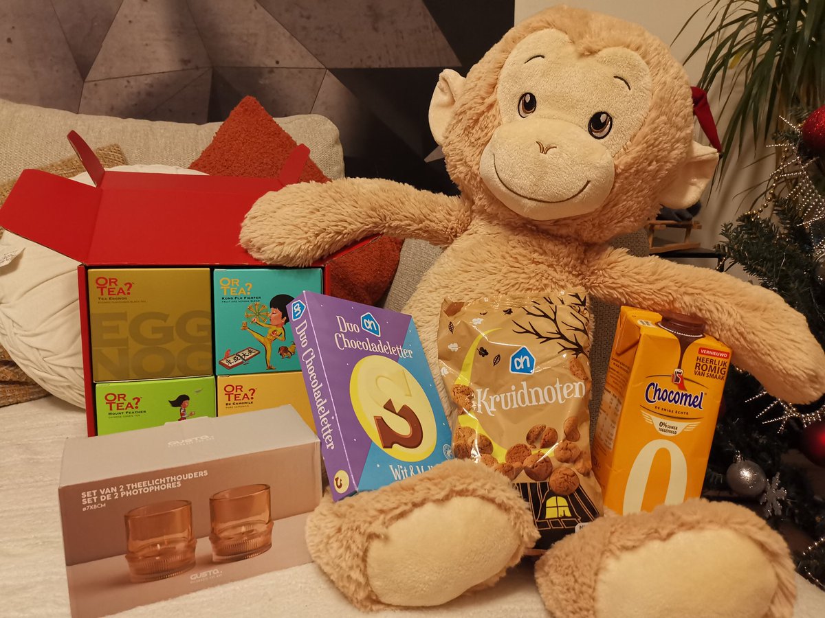 vrijezangvogel's tweet image. De kaart van @Ingeborgvraagt en de andere verrassingen van @ArmoedeMaaktM: De ontvangers, moeder&amp;amp; 8jarige dochter zijn heel blij&amp;amp;bedanken jullie heel hartelijk!! #goedheid bestaat. Goedheid&amp;amp; vriendelijkheid schreeuwen niet, daarom denken we dat er weinig van is stille meerderheid