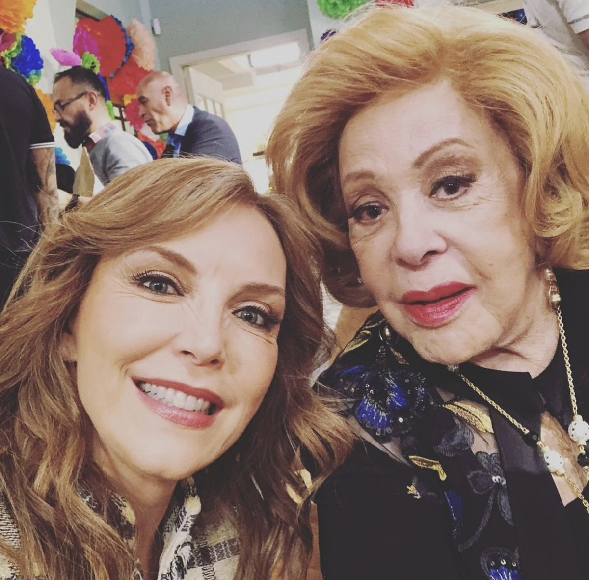 Se apaga una estrella, pero su luz permanece. 🌟🕊Hoy decimos adiós a #SilviaPinal, la diva eterna del Cine de Oro Mexicano. 🎥❤️

Familiares, amigos y colegas la despiden con cariño, recordando su inigualable huella en el mundo del espectáculo. 🌹🌟 ¡Gracias por tanto, Silvia!