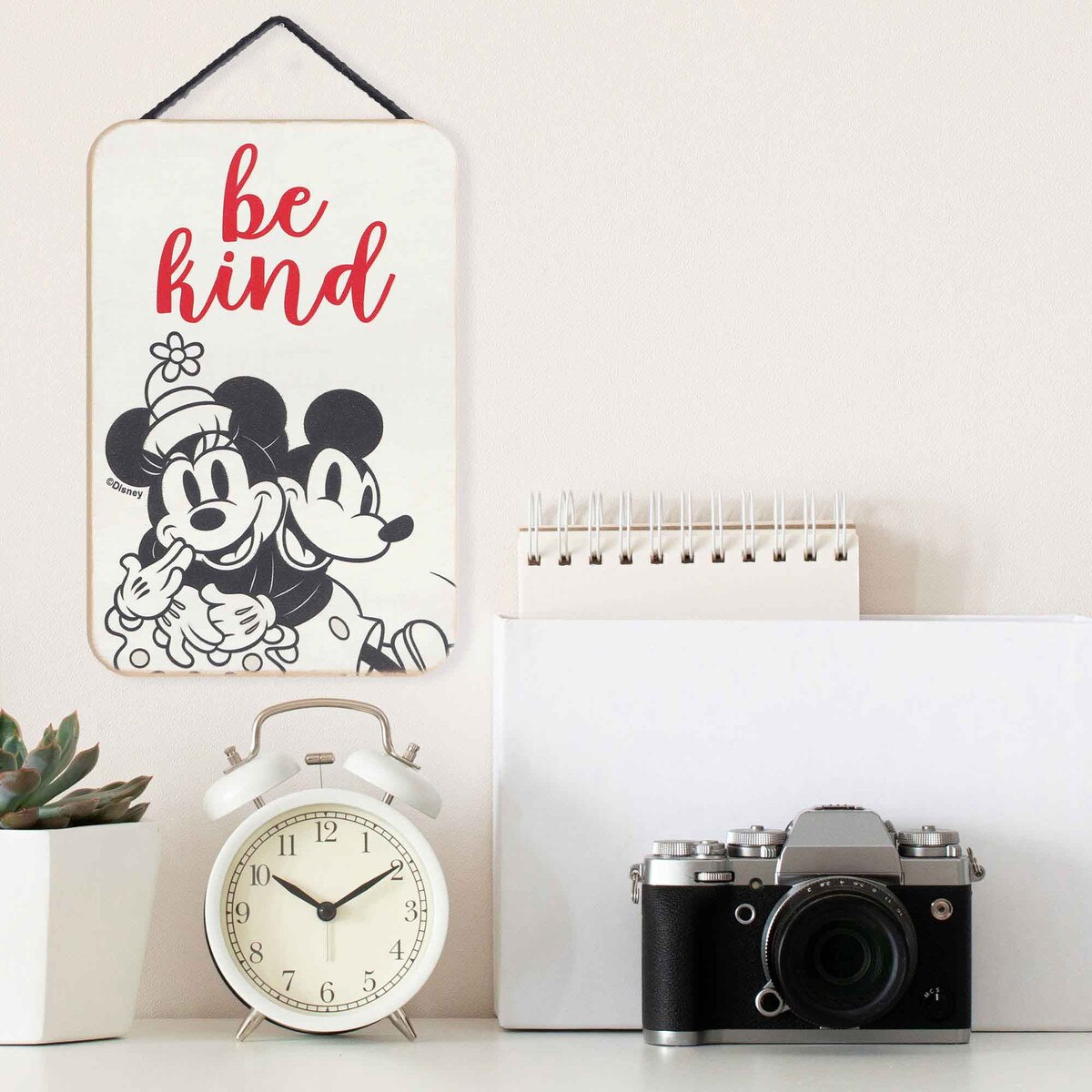 ClassicsPop's tweet image. Mickey &amp;amp; Minnie remind us to &apos;Be Kind&apos; - Let’s embrace the iconic couple and their message of compassion and brighten the world one act at a time. l8r.it/GnBz