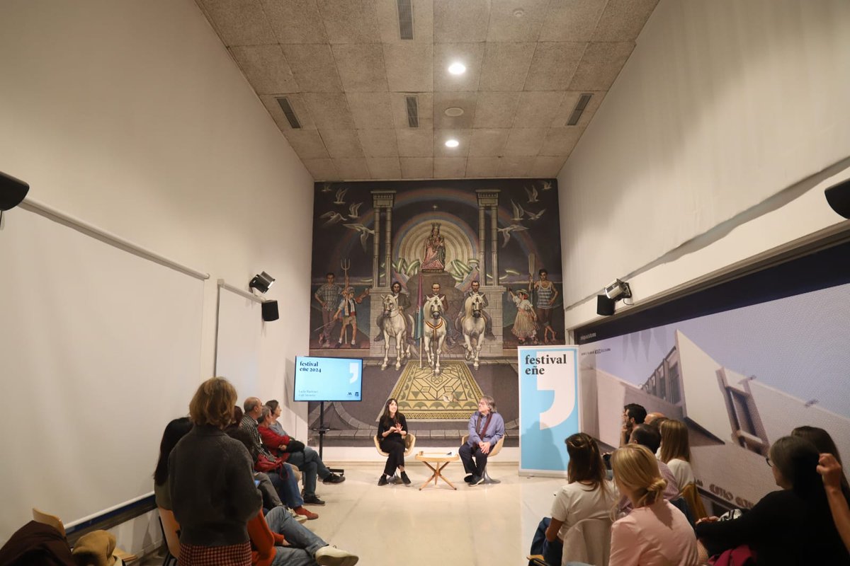 festival_ene's tweet photo. 1/4 Arrancamos la segunda jornada de #EñeMálaga con un encuentro de lectores con #LaylaMartínez que ha desvelado en que fuentes se inspiró para construir #Carcoma, desde su propia biografía familiar, la dureza del mundo rural en España y la literatura de terror latinoamericana. https://t.co/3N4p4D2psP
