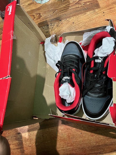 Hrid_2050's tweet photo. So I had ordered sneakers from flipkart and i got used sneakers . I am absolutely disgusted by it. This is absolutely unacceptable from @Flipkart @flipkartsupport @_sachinbansal @_Kalyan_K https://t.co/5fAdoINUNY
