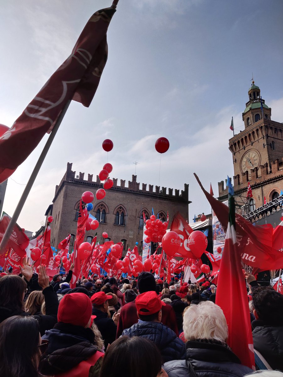 SebastianNicolo's tweet photo. Qualche foto di oggi a Bologna. #ScioperoGenerale #sciopero https://t.co/UTXs5mkHup