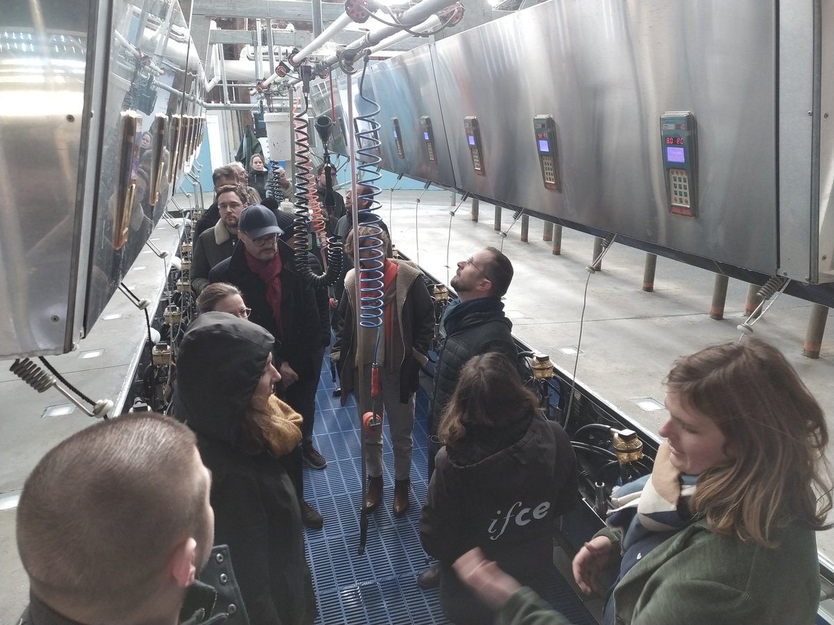 Séquence IRD avec les acteurs de l'innovation agricole en <a href="/RegionNormandie/">Région Normandie</a> à la ferme expérimentale LBM. Le #climat est le fil conducteur, mais la visite nous permet de voir les essais de choix de litière, ou les références bâtiments...