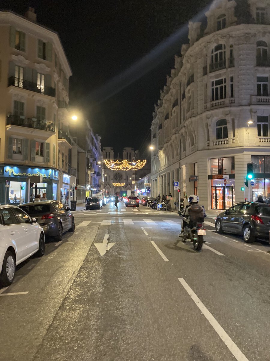 En dépit d’un effort de la <a href="/VilledeNice/">Ville de Nice</a> pour tenter de l’égailler un peu avec des illuminations l’av Notre Dame va passer un énième triste Noel  coincée entre 2 voies de stationnement et 2 de circulation 😢
<a href="/cestrosi/">Christian Estrosi</a> <a href="/anthony_borre/">Anthony Borré</a>
🙏🏻👋
<a href="/NicePresse/">Nice-Presse · Top infos</a> 
<a href="/Nice_Matin/">Nice-Matin</a> 
<a href="/BFMCotedazur/">BFM Nice Côte d'Azur</a>