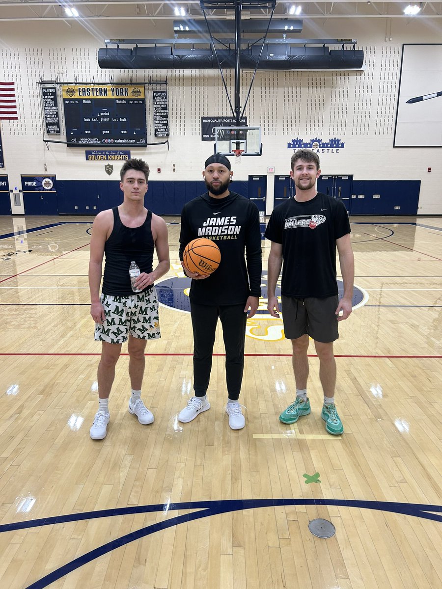 boys_ey's tweet photo. Had a great thanksgiving day break with our last two 1,000 pt scorers, good luck the rest of the season and thanks for talking to the team @trevorseitz4 @AustinBausman24 #staygolden https://t.co/pqpbXanLT4