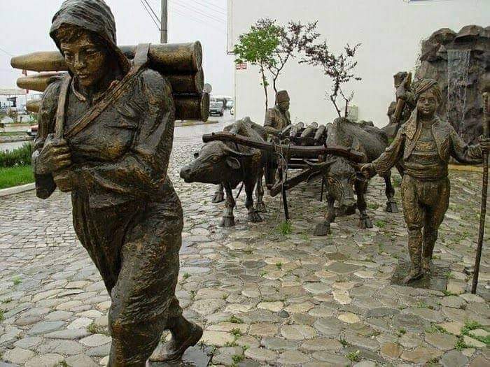 K_TURK_19051919's tweet photo. İlhan Selçuk'un harika bir yazısı. 
Balık hafızalı topluma defalarca, okutmakta fayda var.....  

ŞAŞIP KALIYORUM …
Arap İngiliz'le birleşmiş Türk'ü arkadan vurmuş;
__Ermeni Rus'la birleşmiş,
Doğu Anadolu'yu kana bulamış;
__Rum Yunan'la, Yunan İngiliz'le birleşmiş,
Batı Anadolu'yu ele geçirmiş.
__Ülkenin mahvolmadık, yıkılmadık, yanmadık,
kan dökülmedik, kül olmadık hiçbir yeri kalmamış,
__Elde avuçta İstanbul ile İzmir bile yok!..
__Anadolu'nun altı yedi milyon nüfuslu en yoksul bölümüyle, yüzde doksan beşi okuma yazma bilmez,
yorgun, yoksul, bitkin, ezik bir halk..  
__Nasıl kurtulmuşuz?..  
Şaşıp kalıyorum...🤔
☘Yunan'ı nasıl denize döküp hizaya getirmişiz,
☘İngiliz'i İstanbul'dan nasıl çıkarmışız,
☘ dünyanın süper güçleriyle masaya nasıl eşit oturmuşuz?
⭐Yıl 1923
Anadolu'da 10-11 milyon savaş artığı yaşıyor;  aç biilaç,  parasız;
⭐Yüzde 95'i elifi görse mertek sanacak kadar alfabesiz... .
.
⭐ Ne yapacaksın?..
Demokrasi yap!.. Nasıl yapacaksın?..
__1923'ün yanmış yıkılmış Anadolu'sunda nasıl demokrasi yapacaksın?..
__Kalan ne? Yıl 1923
Komşunun komşuyu boğazladığı iç savaşlardan,  Anadolu'yu mezbahaya döndüren dış savaşlardan yeni çıkmışsın. 

Fabrikan yok,
İşçin yok,
İş adamın yok, 
Mühendisin yok,
Doktorun yok,
Uzmanın yok,
Tüccarın yok,
Suyun yok,
Barajın yok,
Elektriğin yok,
__Kadınların çarşafta çuvala giriyor,
Erkeğin dört karı alıyor,
__Yurttaşlik yasası yok,
__Üniversiten yok,
Banka yok,
Burjuva yok,
Proletarya yok,
İhracatçı yok,
İthalatçı yok,
Sermayen yok. 
__Kalkın bakalım...
Nasıl kalkınacaksın?...
__Sermayesiz ekonomik kalkınmanın yumurtasız omletten ne farkı var?
🇹🇷Mustafa Kemal kuşağı ne yapmış?...
🇹🇷Yöneticiler devletçiliğe neden ve nasıl sarılmış?..
🇹🇷Türkler bankacılığı nasıl öğrenmiş?..
🇹🇷Merkez Bankası 1930'a değin neden açılamamış?..
🇹🇷Özel sektör nasıl oluşturulmuş?..
Yeni devlet nasıl kurulmuş?..
🇹🇷Çağdaş öğretime nasıl geçilmiş?
🇹🇷1920'de 10-11 milyon nüfusun yüzde 95'i
Alfabesizken savaş artığı bir toplumla,
Okuma yazma seferberliği nasıl açılmış?

🇹🇷Kitaplıklarda kitap yokken,
Ulusal kütüphane nasıl kurulmuş?..
🇹🇷Okullarda tarih kitabı bile yokken tarih nasıl yazılmış?..
🇹🇷Yok olmanın kuyusundan çıkıp var olmanın doruğuna nasıl tırmanılmış?..
🇹🇷Yunanlı ile dostluk nasıl kurulmuş?..
🇹🇷Avrupa'da saygınlık nasıl kazanılmış?..

🇹🇷Şaşıp kalıyorum...🤔
🇹🇷2000'li yılları geçtiğimiz,
Yetmiş milyonluk Türkiye'nin haline bakıyorum...
🇹🇷Hiçbir şeyimiz yokken neler yapmışız?..
🇹🇷⁉️Herşeyimiz varken neler yapamıyoruz?..
⁉️Bir de bu ortamda,
Mustafa Kemal'e saldıranlara bakıyorum...🤢⁉️
Daha çok şaşıp kalıyorum...🤢
Gerçek Cumhuriyet Aydını 
İlhan Selçuk. 
Ruhu şad olsun. #SonDakika