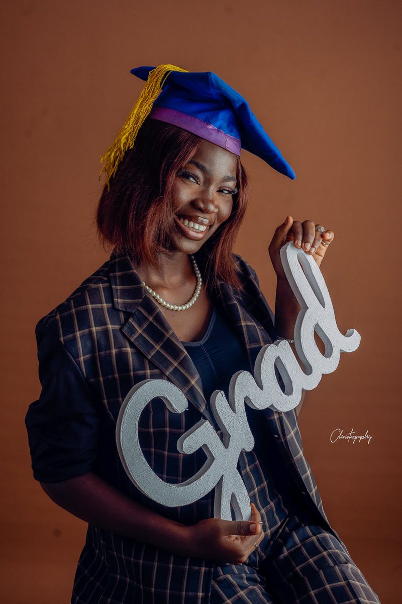 agnes_damilola's tweet image. “Honoring my dad’s legacy on my graduation day 🎓✨ 
Wearing his clothes as a symbol of his love and guidance, I give all the glory to God for this milestone. Forever grateful🥹🫶🏾

#graduation #convocation #class2023🎓