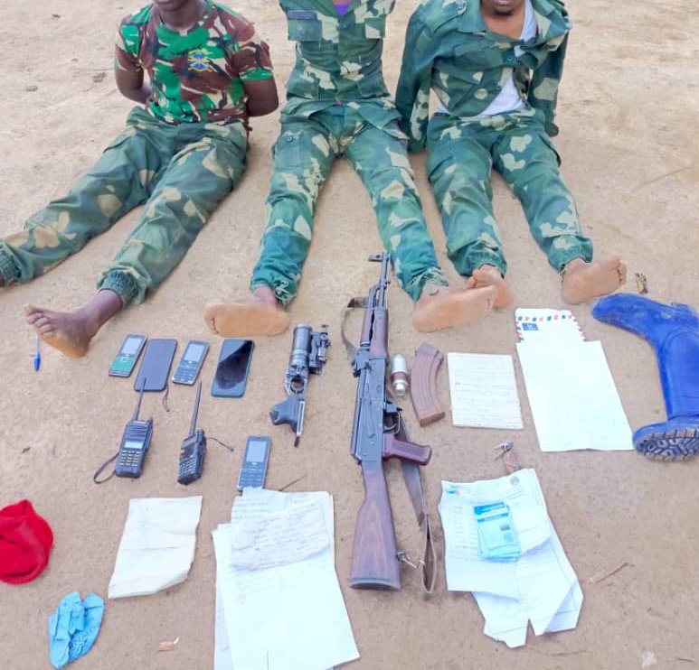 FredMASTAKI6's tweet photo. Les @FARDC_officiel annoncent avoir capturé 3  combattants Maï-Maï  du Groupe #MAYANI en provenance d'HALUNGUPA,ce vendredi 29 Novembre et ayant séjourné à THUA,en partance pour MAPIPI près de MAKELE-MAKUMU en ITURI  par les Militaires  du 21012 Bataillon à MANDUMBI https://t.co/LTyJ7ogokv