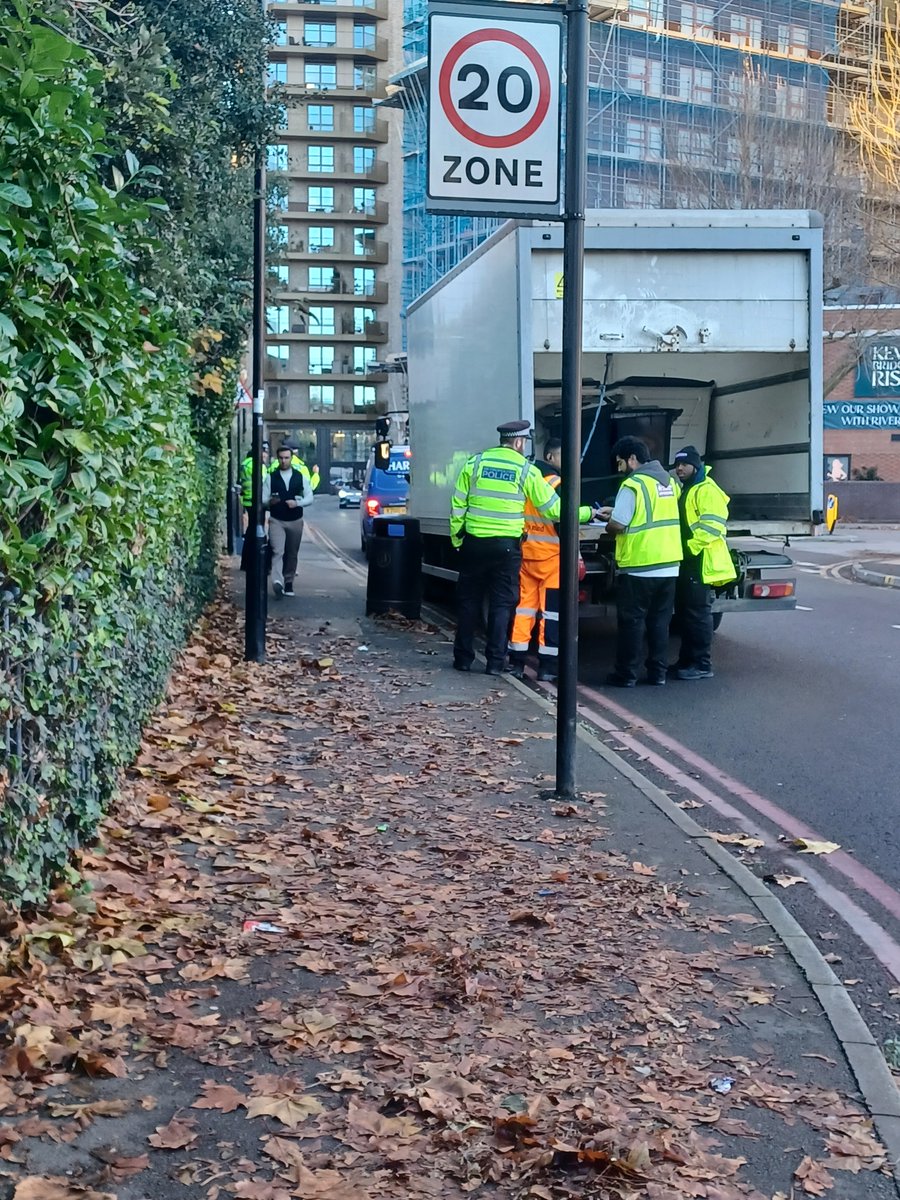 MPSChiswick's tweet photo. Chiswick SNT worked with @LBofHounslow today in targeting fly tipping. Dozens of vehicles stopped and tickets issued by the council to those without valid waste licences. One driver will also be processed for driving offences. #LessCrime #CleanStreets https://t.co/7AQlvzEFcS