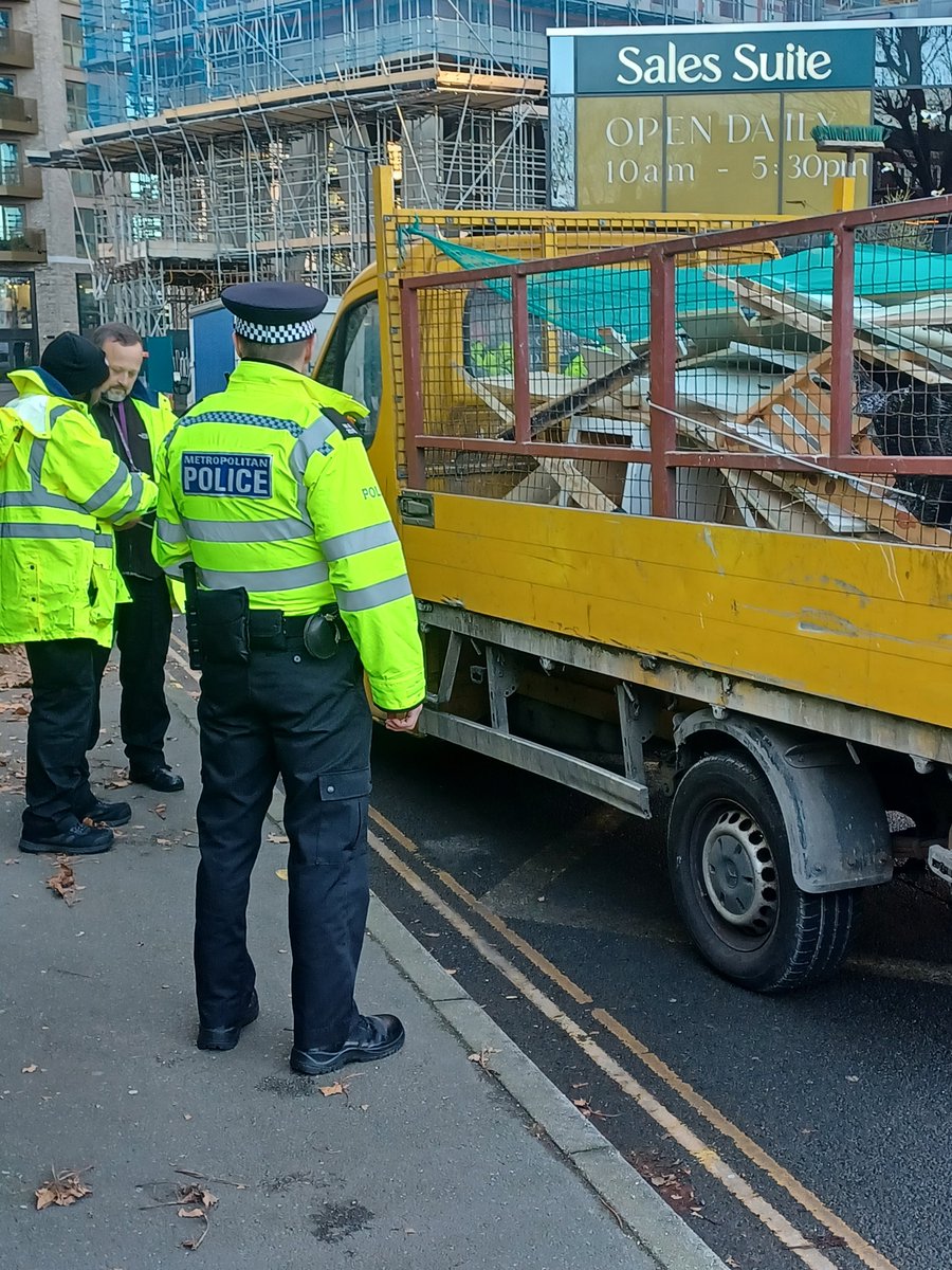 MPSChiswick's tweet photo. Chiswick SNT worked with @LBofHounslow today in targeting fly tipping. Dozens of vehicles stopped and tickets issued by the council to those without valid waste licences. One driver will also be processed for driving offences. #LessCrime #CleanStreets https://t.co/7AQlvzEFcS