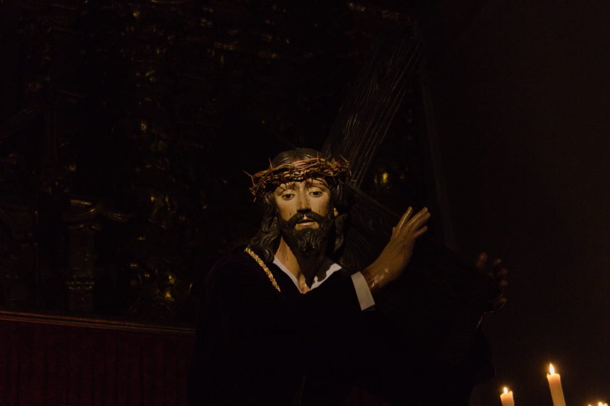 besapie a jesús con la cruz a cuestas, cofradía penitencial de la sagrada pasión de cristo de Valladolid