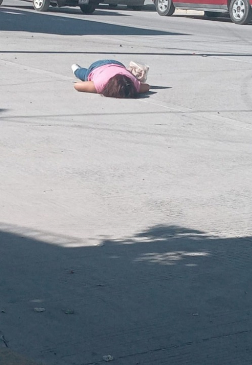 valenti57735345's tweet photo. Sic4rios del C JNG y el C SRL apuntaron sus armas contra mujeres y ejecut4ron a tres en menos de 24 horas a una de las cuales la señalaron de tener nexos con sic4rios del #Marro en #Celaya, #Guanajuato https://t.co/qhgacRYXpH
