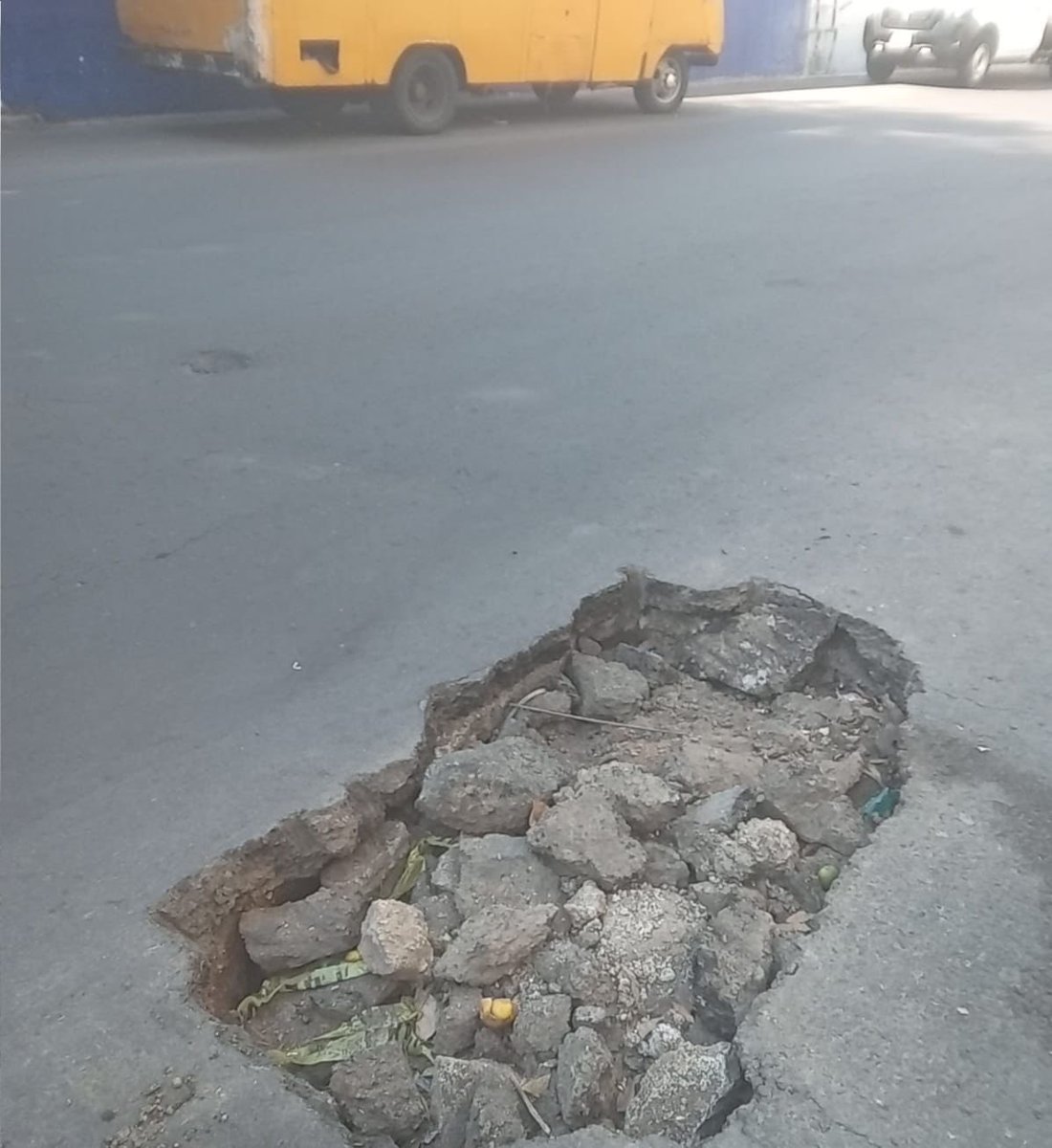 jossber23's tweet photo. @AlcaldiaAO Solicitamos de su apoyo para la reparación urgente de este bache Ubicado en Camino Real a Minas #21 lleva más de 3 semanas y en dirección de obras nos argumentan que no tienen material. https://t.co/PKF7DnDc25