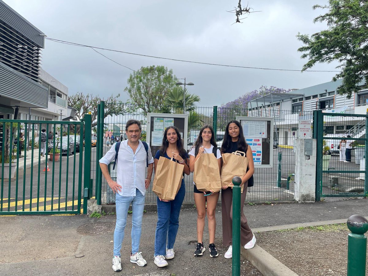 IesSuarez's tweet photo. Nueva movilidad con socios/amigos de siempre. Nuestro compañero Fernando ha realizado una movilidad de observación, #Jobshadowing en #Lycée Roland Garros - Tampon, en Isla Reunion.
Gran experiencia @sepiegob #sepiegob @educacionEXT @EUErasmusPlus @Europarl_ES https://t.co/gaBG0WoyGS
