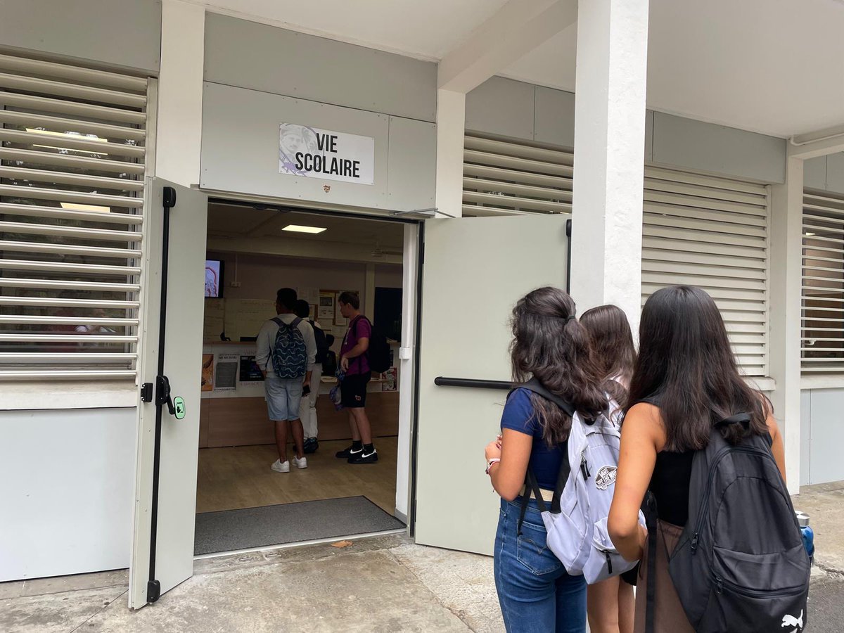 IesSuarez's tweet photo. Nueva movilidad con socios/amigos de siempre. Nuestro compañero Fernando ha realizado una movilidad de observación, #Jobshadowing en #Lycée Roland Garros - Tampon, en Isla Reunion.
Gran experiencia @sepiegob #sepiegob @educacionEXT @EUErasmusPlus @Europarl_ES https://t.co/gaBG0WoyGS