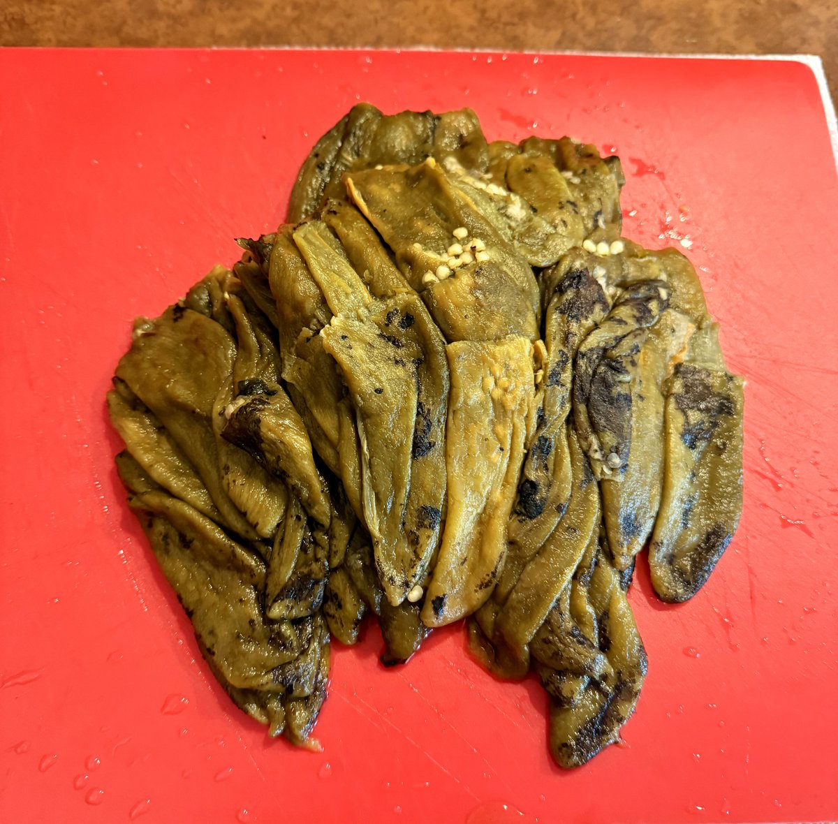 ASUDave's tweet photo. How to prepare your @HatchGreenChile after the September harvest.
Fire-roast &amp; freeze in individual baggies
Defrost one baggie overnight in sink.
Rub gently under light water to remove char &amp; cut off stems.
Chop, slice or dice &amp; enjoy until the next harvest #NewMexico #505life 🌶️ https://t.co/9yb2qIGCEs