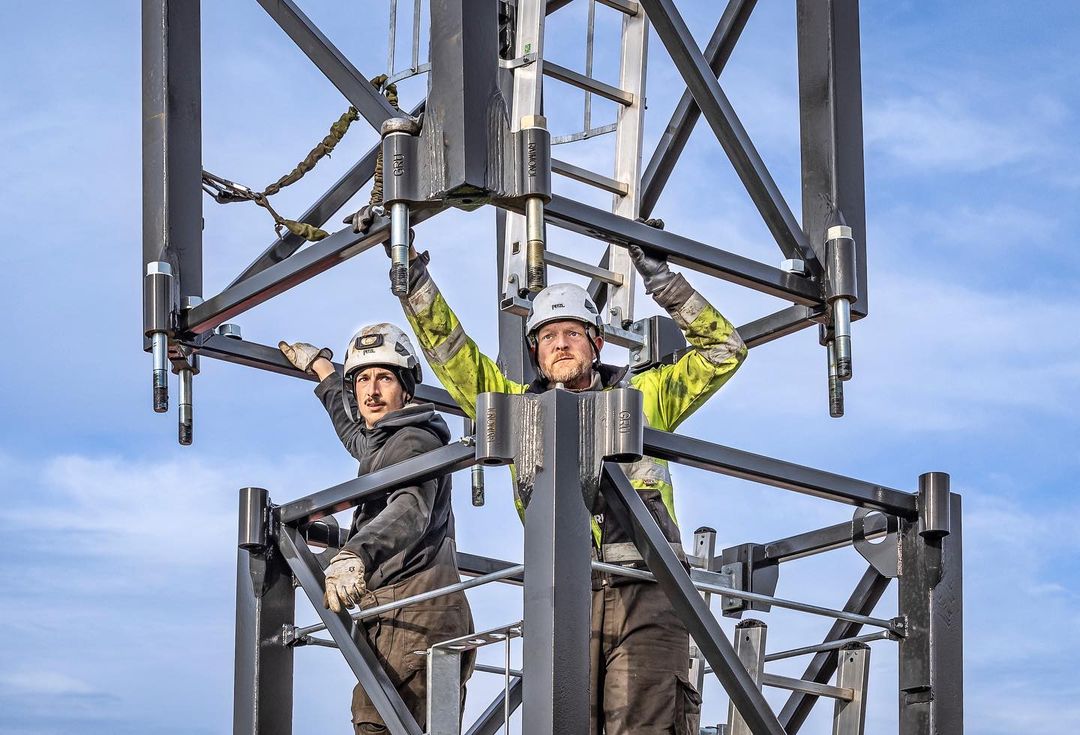 awrf's tweet photo. Setting up a tower crane requires more than just lifting parts into place. It's a well-orchestrated process, where each piece is crucial for stability and height.

🏗️ T187
📷 raimondicranes

#TowerCrane #Rigging #Construction #Cranes https://t.co/qJWblfMxW1