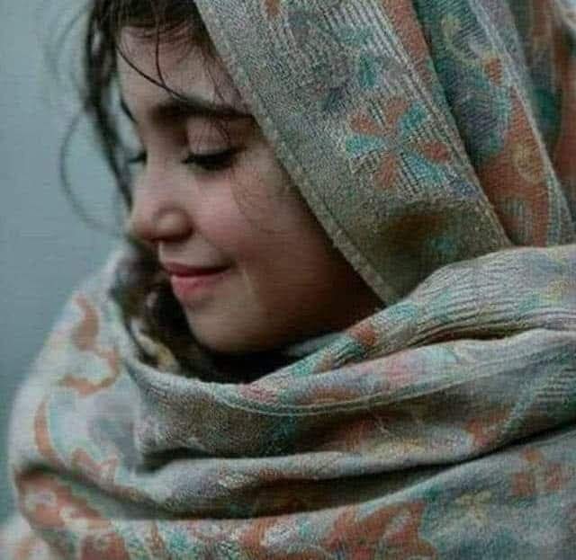 "ويضحكُ سِنُّ المرءِ والقلبُ مُوجَعٌ
ويرضى الفتى عن دهرهِ وهو عاتبُ!."