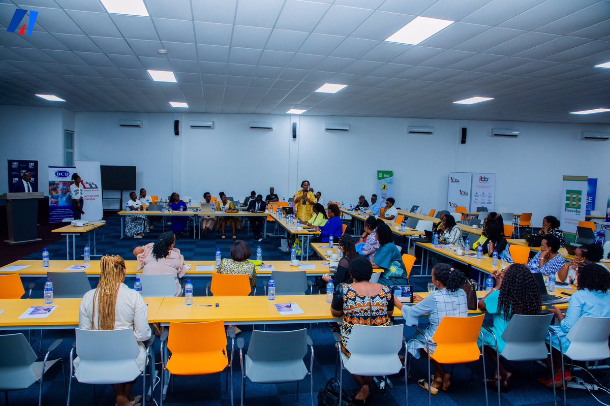 akezanet's tweet image. 🔴 Les échanges de ce vendredi 29 Novembre 2024, entre les femmes entrepreneures et les banques commerciales burundaises, ont été marquées par le #réseautage. Ces femmes entrepreneures ont eu des échanges avec les agents des banques commerciales présentes pour savoir ce que ces