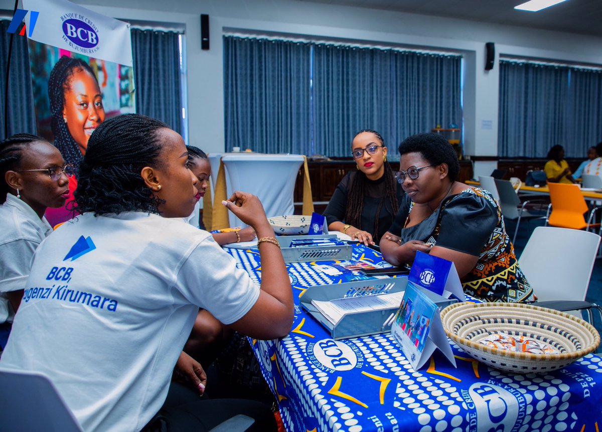 akezanet's tweet image. 🔴 Les échanges de ce vendredi 29 Novembre 2024, entre les femmes entrepreneures et les banques commerciales burundaises, ont été marquées par le #réseautage. Ces femmes entrepreneures ont eu des échanges avec les agents des banques commerciales présentes pour savoir ce que ces