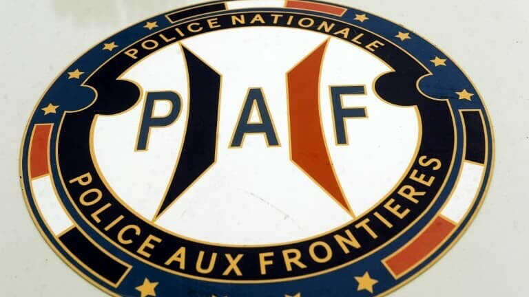 info_Paris_IDF's tweet photo. 🔴 FLASH - #Roissy : 26 personnes ont été interpellées et 11 millions d’euros #saisis.

👉 Ils sont suspectés d'avoir fait illégalement entrer en #France plusieurs milliers de personnes originaires d'Inde, du Sri Lanka et du Népal depuis septembre 2021. (BFM) #Passeurs https://t.co/AWt39eI6U0