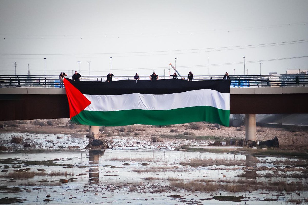 BDSPaisValencia's tweet photo. 🫀 Des del Pont de la Solidaritat de València, el 29 de novembre, un mes després de la dana, expressem el nostre suport a les afectades i agraïm la solidaritat que hem rebut de la resta del món cap a València ❤️ 🧵 ⬇️ https://t.co/nV59ktCvAD