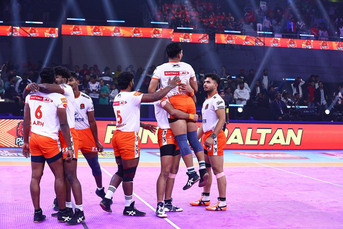 PuneriPaltan's tweet photo. Ending the Noida leg on a high note! 🏆
What a game, truly a night to remember!
Our smiles say it all, and the Paltan's roar continues! 🦁
#Match15 | #GGvsPP | #PuneriPaltan | #PaltangiriContinues | #पुन्हाहोऊदेPaltangiri | #PKL11 | #ProKabaddi https://t.co/yLBlLHfvhI