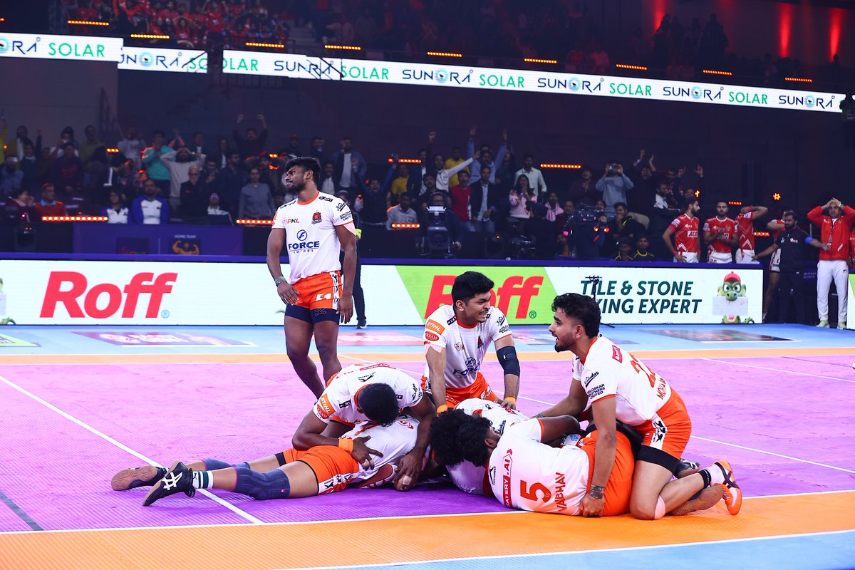 PuneriPaltan's tweet photo. Ending the Noida leg on a high note! 🏆
What a game, truly a night to remember!
Our smiles say it all, and the Paltan's roar continues! 🦁
#Match15 | #GGvsPP | #PuneriPaltan | #PaltangiriContinues | #पुन्हाहोऊदेPaltangiri | #PKL11 | #ProKabaddi https://t.co/yLBlLHfvhI