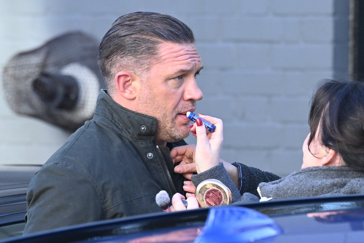 Tom_Hardy_Itali's tweet photo. 📸 https://t.co/iqCm9XUxCf
#TomHardy was spotted being made camera ready on Friday, as he prepared to film scenes for #GuyRitchie's upcoming TV series, #theassociate , in London - just days after the set was robbed for the second time. https://t.co/XtqPMoLemj