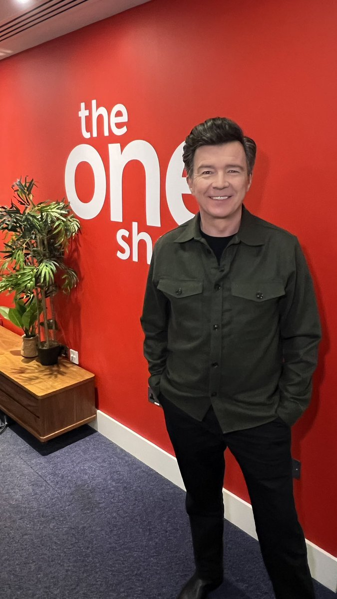 BBCTheOneShow's tweet image. Pop icon Rick Astley is in the building and ready to kick off your weekend on #TheOneShow ✨
 
We’re live at 7pm 👉 bbc.in/4icsF15