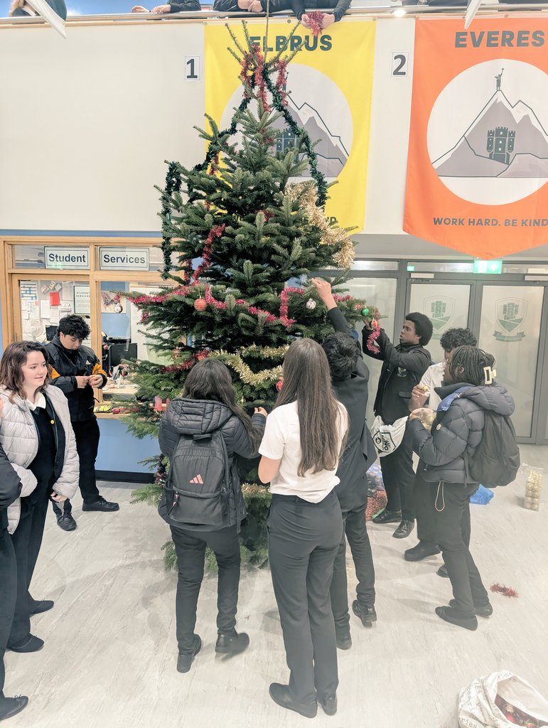 Christmas has arrived at Blaise 🎄🎁 
Making memories with Year 11 ⭐ #Year11 #WorkHardBeKind <a href="/GreenshawTrust/">Greenshaw Learning Trust</a>