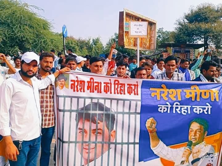 बोड़_साहब ( मिशन _ए _भील प्रदेश ❤️ ) K B MEENA ❤️ (@timlirj3839) on Twitter photo सत्य को परेशान किया जा सकता है। पराजित नहीं
जो भी नरेश मीणा की रिहाई चाहता है वो हाजिरी लगाय।
<a href="/NareshMeena__/">Naresh Meena</a>
#नरेश_मीणा_को_रिहा_करो
#इंकलाब_जिंदाबाद सत्य को परेशान किया जा सकता है। पराजित नहीं
जो भी नरेश मीणा की रिहाई चाहता है वो हाजिरी लगाय।
<a href="/NareshMeena__/">Naresh Meena</a>
#नरेश_मीणा_को_रिहा_करो
#इंकलाब_जिंदाबाद