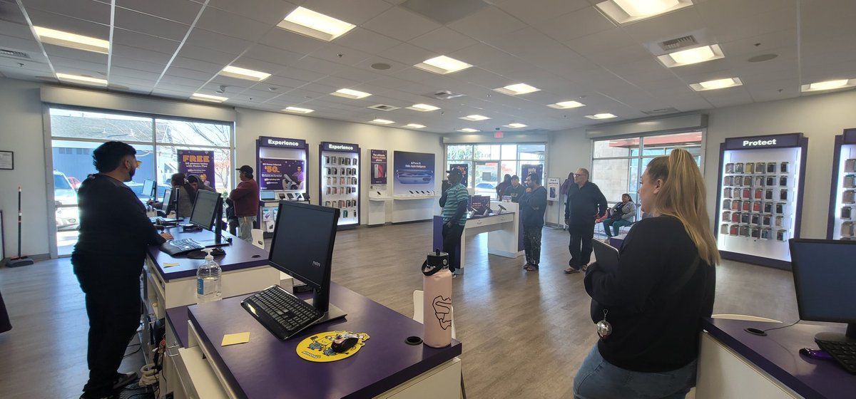 Stores are rocking here in Sacramento <a href="/JonFreier/">Jon Freier</a> <a href="/thayesnet/">Terry Hayes</a>
