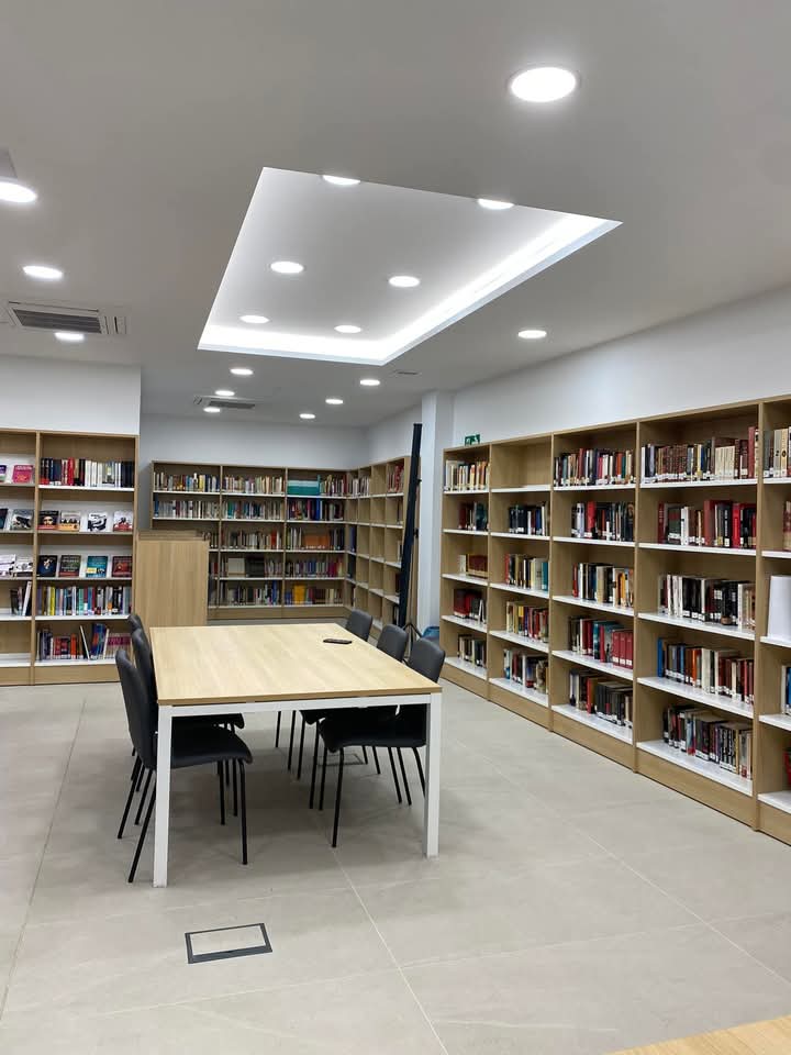 AyuntamientoCB's tweet photo. Hoy ha tenido lugar la inauguración  de nuestra nueva Biblioteca Municipal. 
Estrenamos un nuevo espacio que va a ser el corazón cultural, literario y tecnológico de nuestro pueblo, pero también, un espacio cargado de historia, tal y como afirma nuestro alcalde, Manuel Lara. https://t.co/C0EIyG7Aik