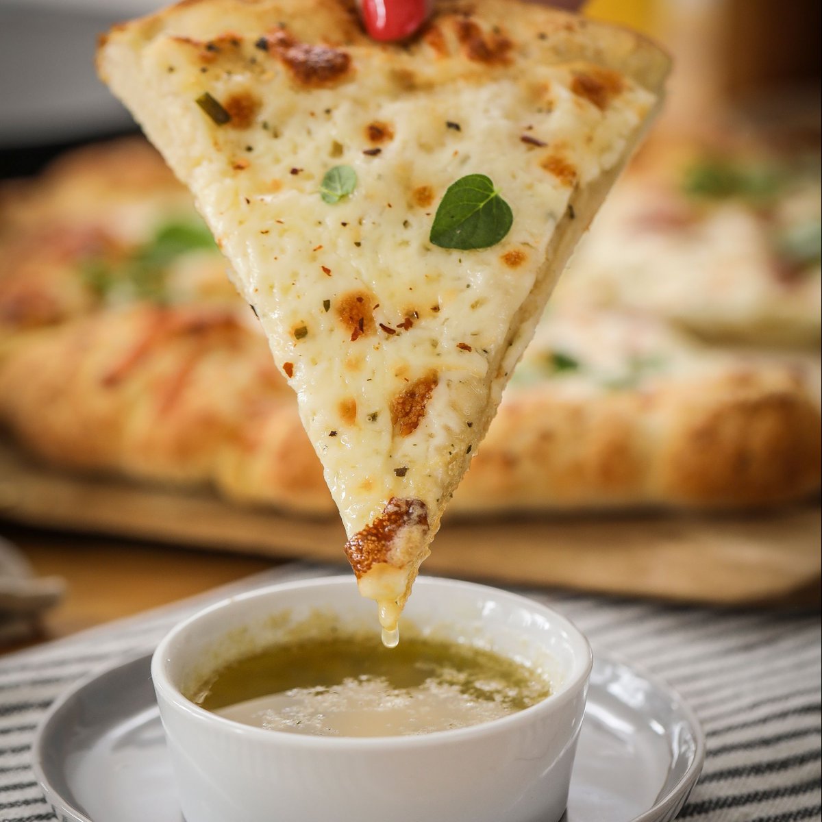 Try not to lick your screen 😍 Get ready for Friday pizza night with this delicious Garlic Parmesan Flavored Butter recipe 🍕

Check it out: epicureanbutter.com/blogs/recipes/…