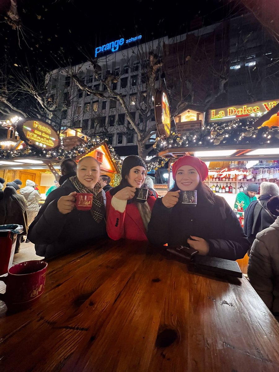 emineKzlok's tweet photo. #almanya #dutschland #weihnachtsmarkt #glühwein #zail #frankfurt #germany 🇩🇪🇩🇪🍷🍷 #şarap #wain #sıcakşarap https://t.co/DY8zQPejZk