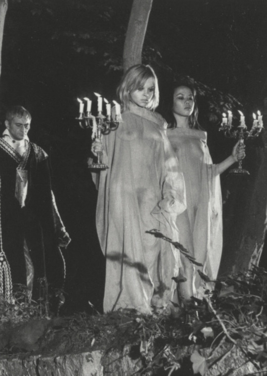 el_zombo's tweet image. Marie-Pierre Castel &amp;amp; Kuelan Herce
El amanecer de los vampiros / The Shiver of the Vampires / Le frisson des vampires (1971)
Dir. Jean Rollin
#vampire #retrohorror