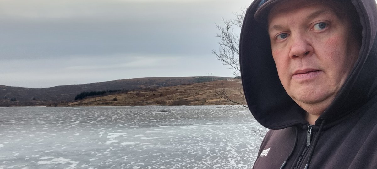 ghostdork's tweet image. -9c here on Iceland today at noon..  
Lake is frozen. Amazingly, I'm not.
Went for an hour long walk... to chill out. 🤣