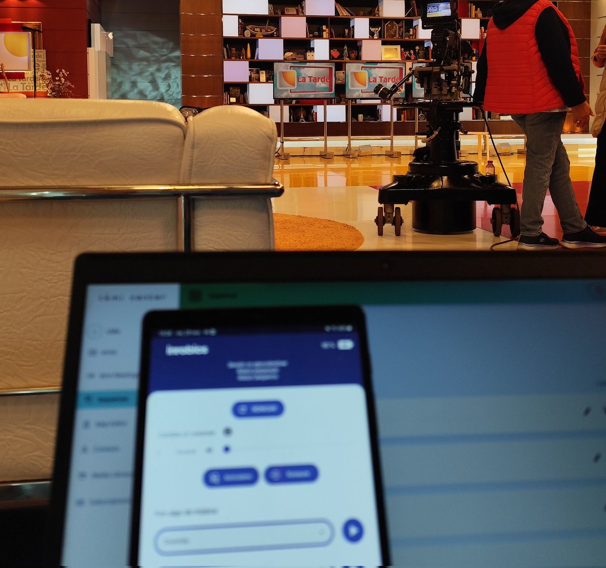 VivirenCasaUMA (@vivirencasauma) on Twitter photo Hoy, parte de nuestro equipo ha estado en <a href="/LATARDE_RTVA/">La Tarde aquí y ahora</a>, explicando a Juan, Eva y todos los espectadores como la tecnología puede cambiar la asistencia domiciliaria tal y como la conocemos. Nos han acompañado #Temi, #Nao y #Nuka, robots ya implantados en el proyecto. Hoy, parte de nuestro equipo ha estado en <a href="/LATARDE_RTVA/">La Tarde aquí y ahora</a>, explicando a Juan, Eva y todos los espectadores como la tecnología puede cambiar la asistencia domiciliaria tal y como la conocemos. Nos han acompañado #Temi, #Nao y #Nuka, robots ya implantados en el proyecto.