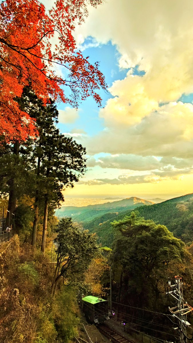 mvkqV4BWpFRLset's tweet image. 大山から山を見下ろす🍁いい〜