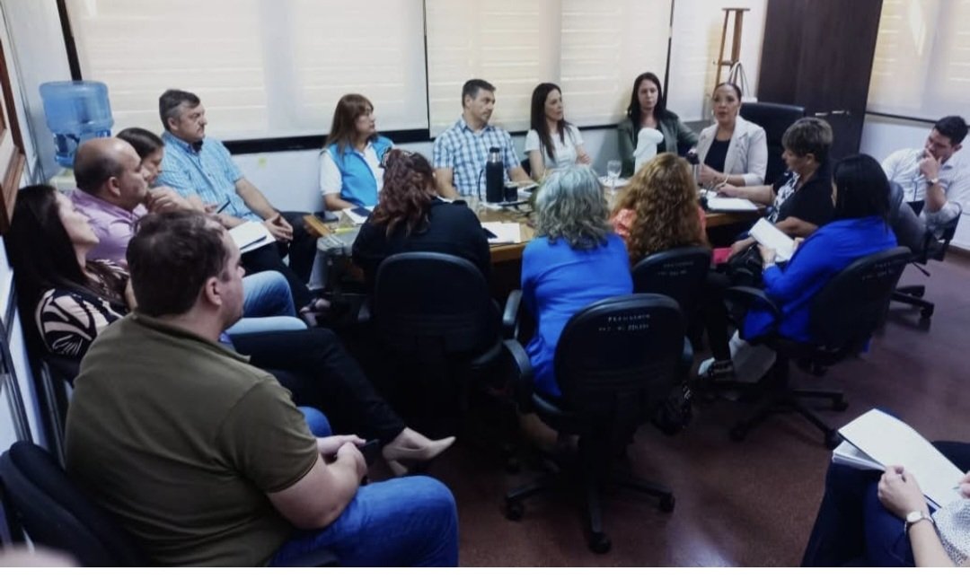 Hoy viernes 29/11, en CGE. Presenciaron integrantes de la Mesa Técnica Paritaria de Titularizaciones y la Directora   Daniela López con su equipo de trabajo, Miembros de Comisión Directiva.
Continuidad al análisis Estabilidad Laboral entre otros puntos acordados en última mesa.