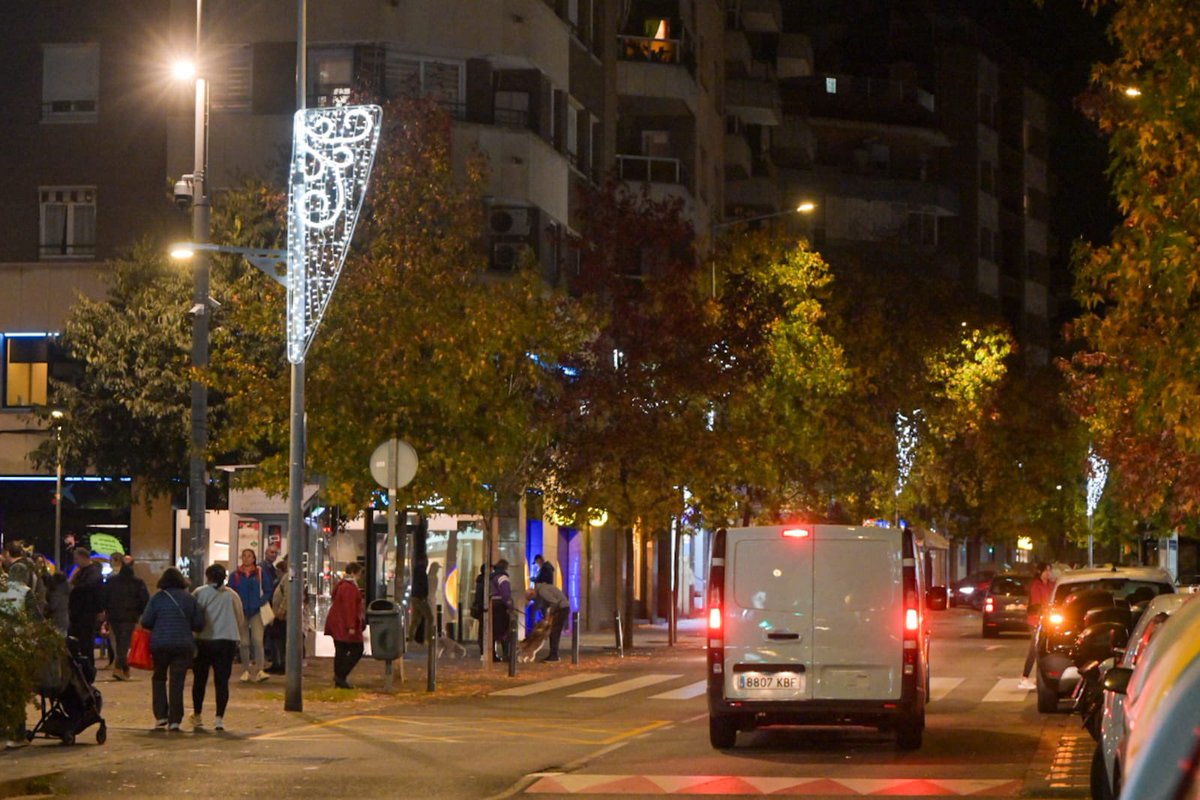 matarocat's tweet photo. A Cerdanyola l'acte d'encesa s'ha fet a la plaça Isla Cristina.
Abans una cercavila amb música de la xaranga Damm-er ha recorregut els principals carrers del barri per donar la benvinguda a les festes i a l'#encesa dels llums de #Nadal https://t.co/iRnmxK1JIl