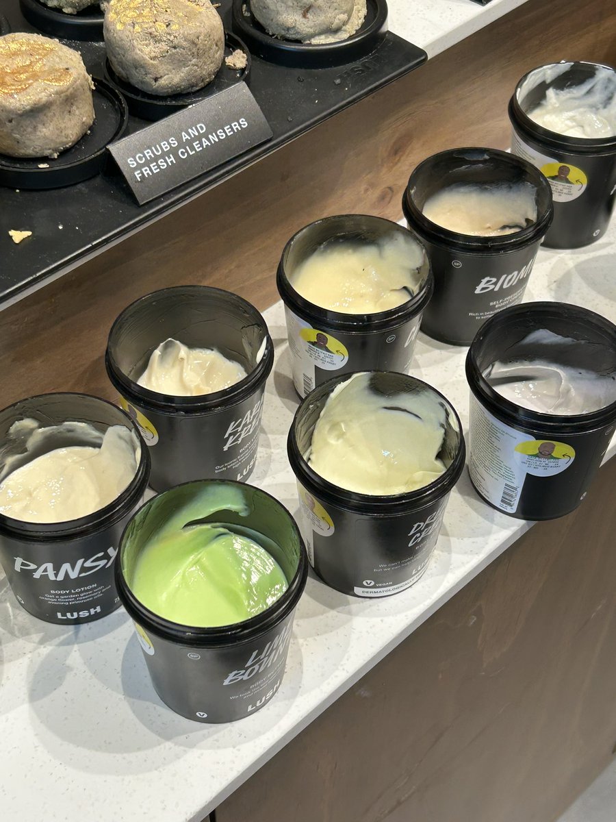 BenCater4's tweet image. Went to the gloop store today they had so many flavors #gloop