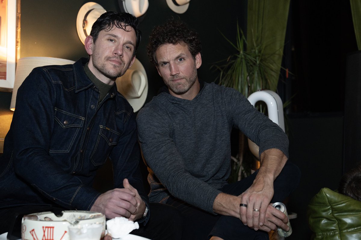 Surrounded by love and laughter 🎄✨ Holidays are brighter with family by your side. #CountOnMe #FamilyMoments #Q4Focus #CincinnatiPhotographer #ExplorePage